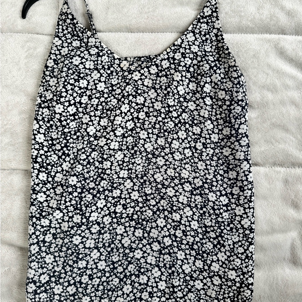 ⚠️Banana Republic Black and White Floral Camisole⚠️